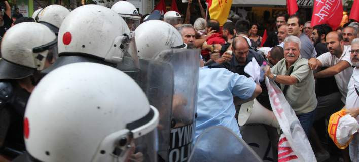 Επεισόδια και ξύλο σε πορεία της ΛΑΕ – Διαδηλωτές συγκρούστηκαν με τα ΜΑΤ – 3 τραυματίες
